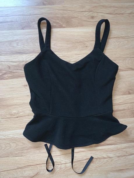 Top s viazačkou vzadu, s