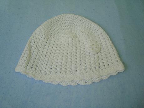 Hačkovaná čiapka s kvietkom, 80