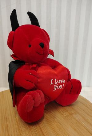 Plyšový čertík s plášťom a srdiečkom i love you, 