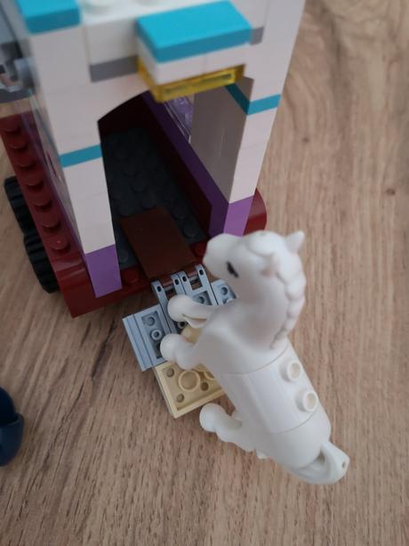 Lego friends 41125 veterinársky príves s koňom, 