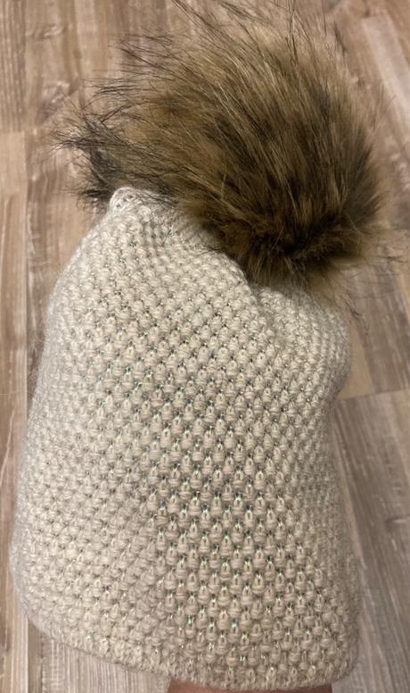 Krásna teplá nová zimná čiapka s krásnym brmbolcom, 