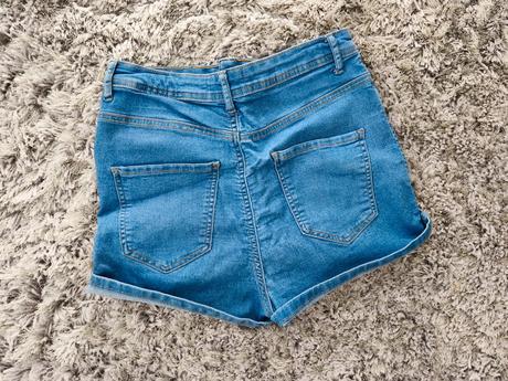 Šortky s vysokým pásom. l/40 . cropp, l