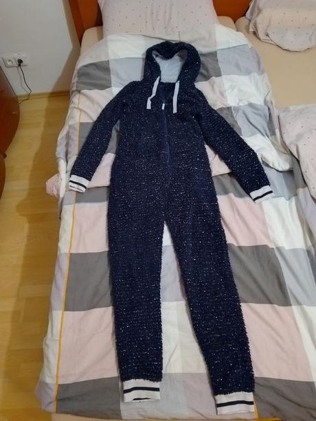 Pyžamový overal, 34