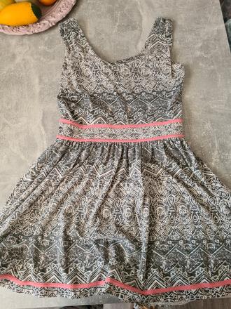 Sivé šaty s ornamentami, m