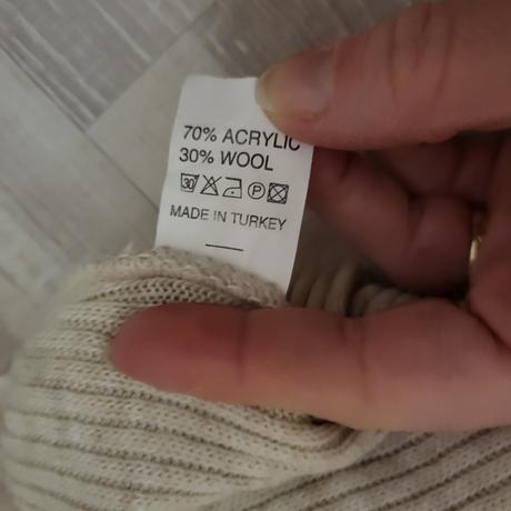 Uni dlhe svetrove saty, 