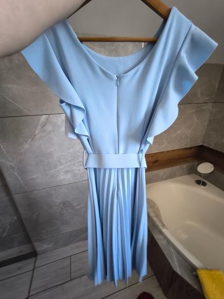 Plisované modré šaty, 