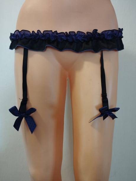 S maslickami podvazkovy pas, secret possessions,m