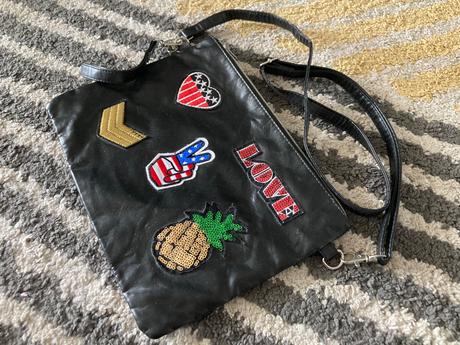 Kabelka s nášivkami,