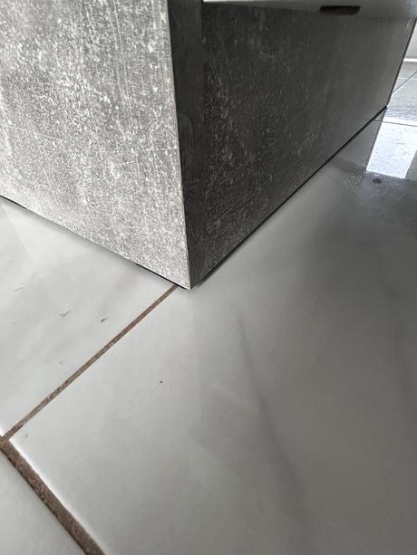 Bielosivy konferenčný stolik, 