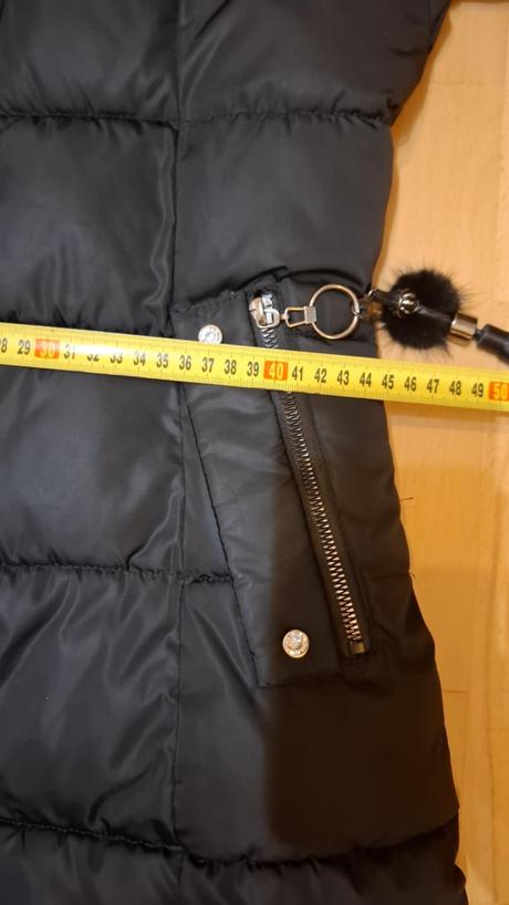 Cierna zimna bunda s mohutnou kozusinou, s
