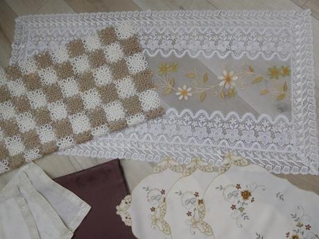 Obrusy krémovo hnedasté, 