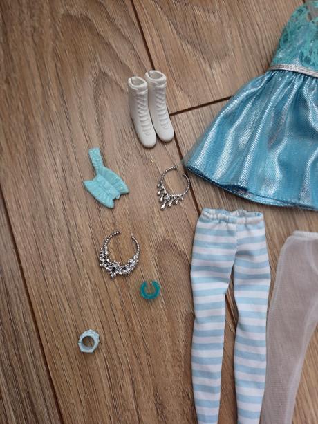 Barbie šaty z doplnkami,