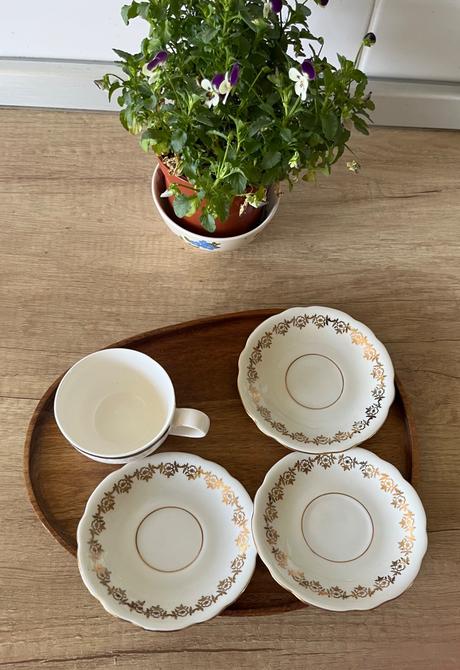 Malá porcelánová šálka a 3 malé tanieriky,