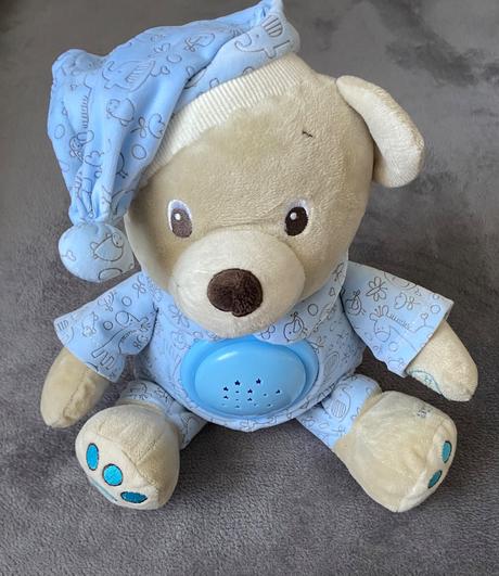 Macko miluš s hudbou a projektorom,