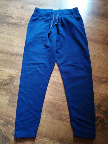 Dievcenske teplaky, 128