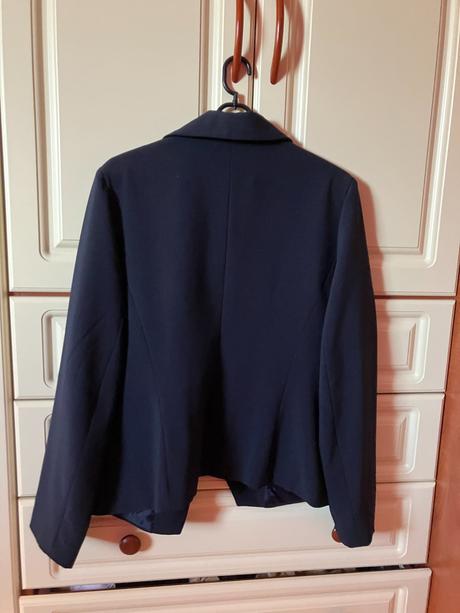 Tmavomodré sako, 42