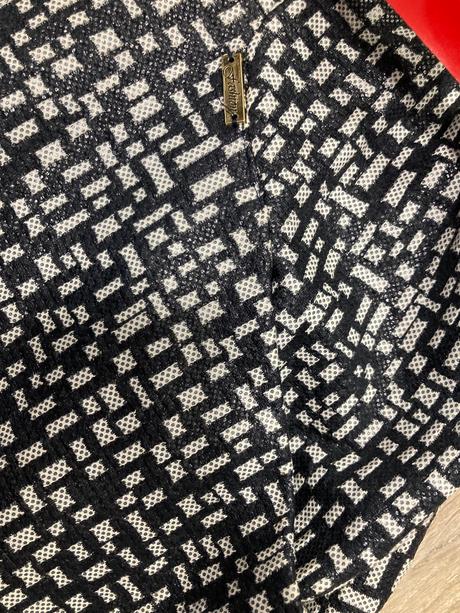 Vzorované šaty, 36