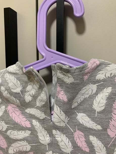 Detské sivé šaty s pierkami, 92