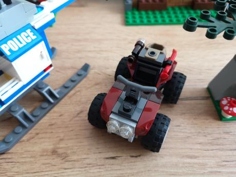 Lego city 4440 policajná stanica v lese,