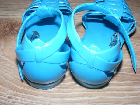 Modre gumene sandalky, 26