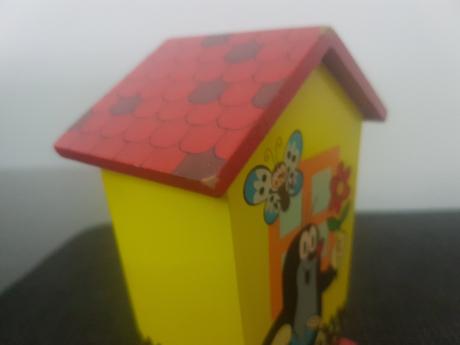 Mala drevená pokladnička-krtko,