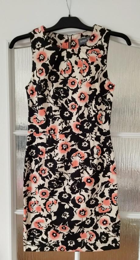 Elegantné elastické šaty apricot, s