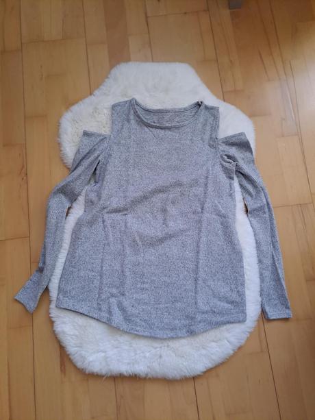 Sivy svetrik s otvormi na ramenach, s