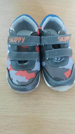 Nové tenisky, skippy,22