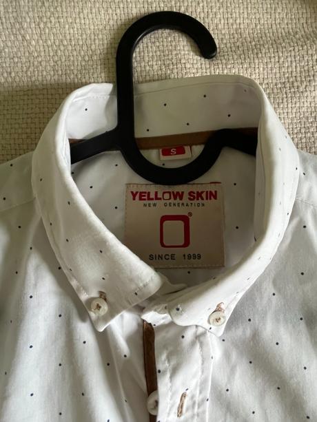 Biela bodkovaná pánska košeľa yellow skin, s