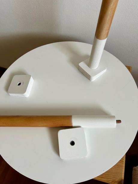 Drevený okrúhly príručný stolík, 