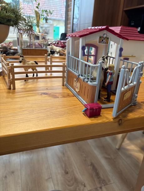 Schleich stajňa s koňmi a ošetrovateľkou,