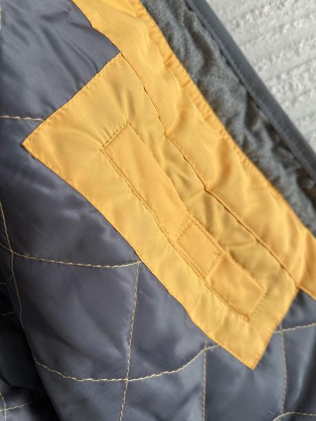 Horčicový kabát, 34