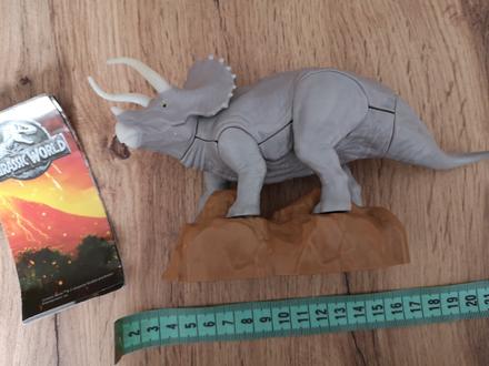 Dinosaurus jurassic world so svietiacimi klami, 