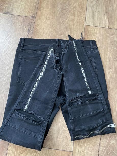 Čierne rifle s nápismi, zara,32