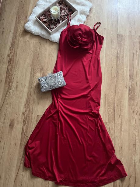 Elegantné červené šaty s 3d kvetom, m