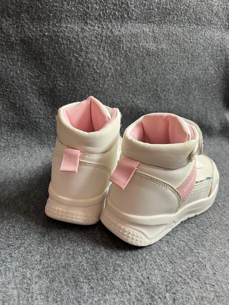 Vyvýšené tenisky, 27