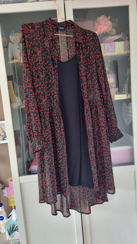 Šaty s motívom čerešní, 36