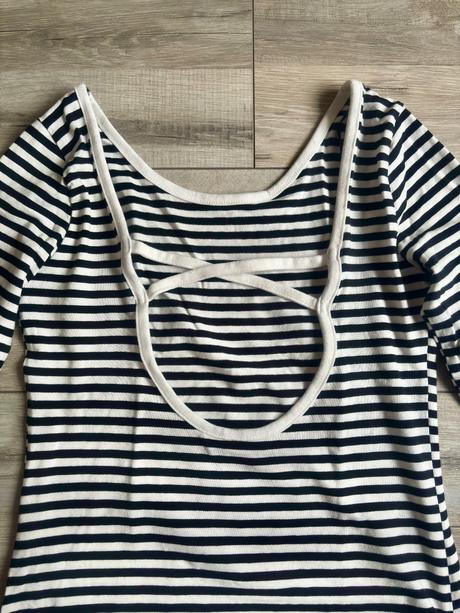 Pruhované body s hlbokým výstrihom vzadu., h&m,s