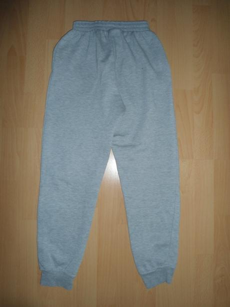 Sive chlapcenske teplaky, 146