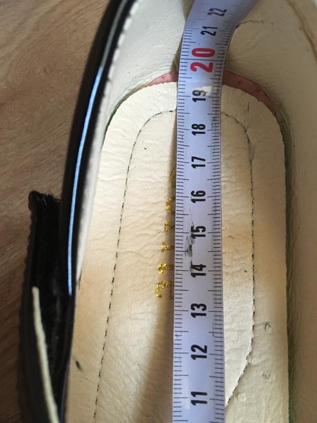 Dievcenske sandalky 35, ale podľa mna 32, 32