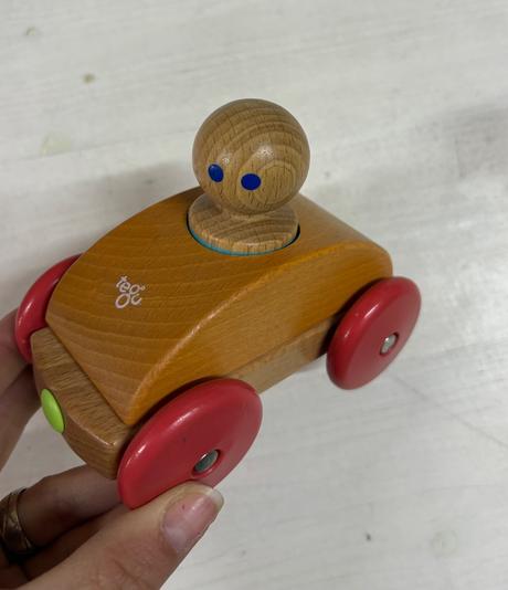 Tegu - drevene magneticke auticko,