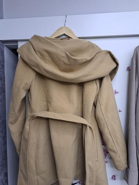 Béžový kabát, gate,36