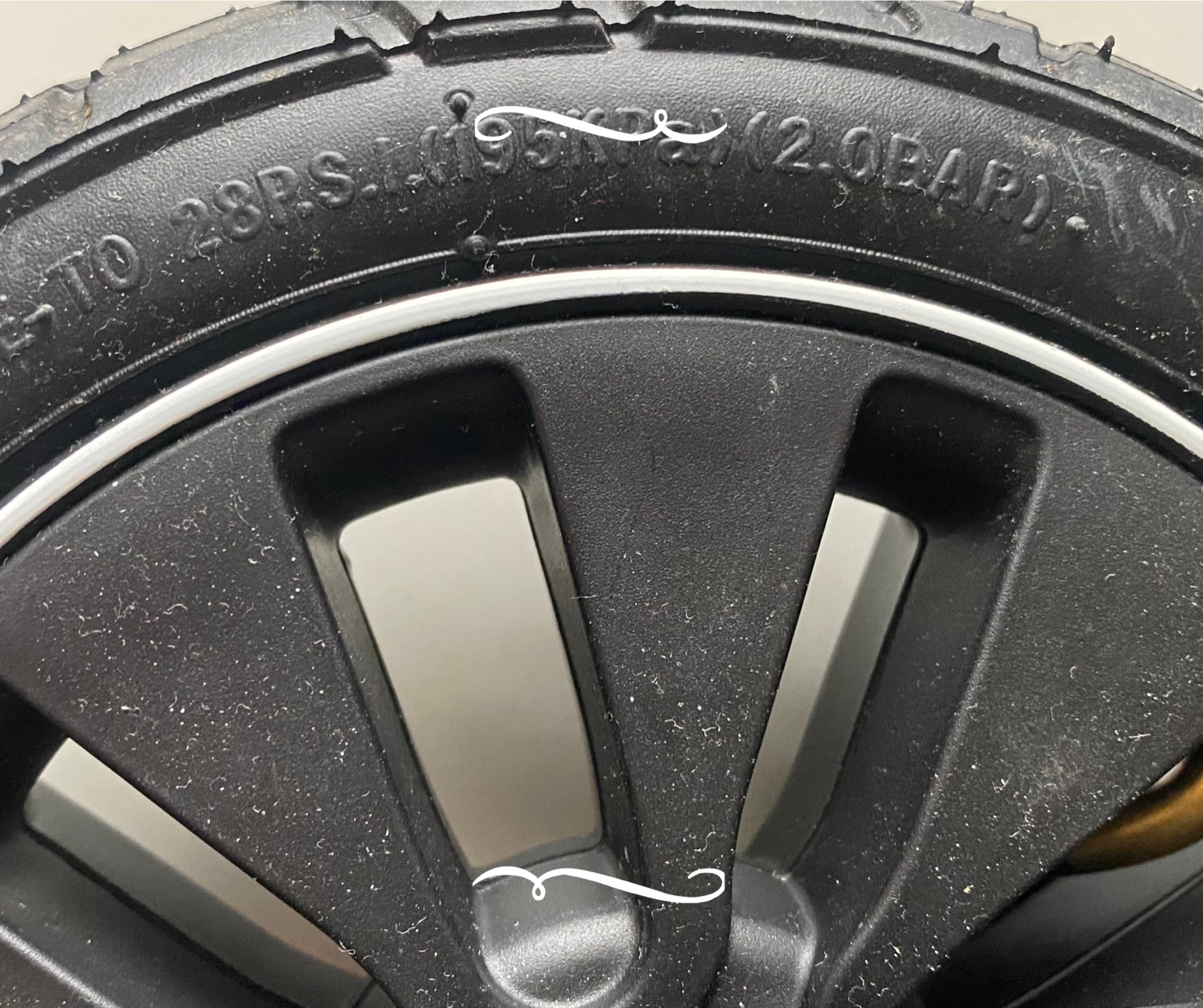 - kolesá nenafukuj prislabo, ale určite nie viac, ako 2 bar, čo je optimum. mnoho mamín a tatinov si poškodí kolesá na automatike na pumpe, ktoré koleso prefúkne a rám kolesa poškodí.