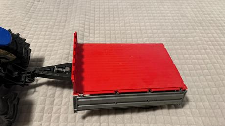 Bruder traktor s vlečkou, 