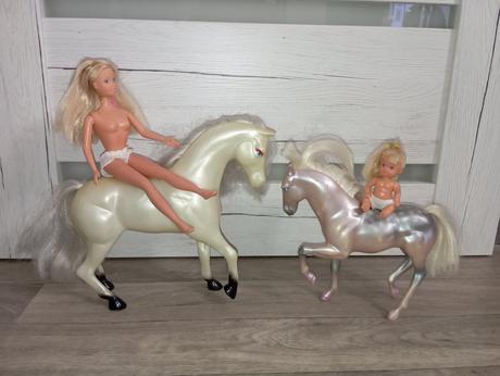 Bábika, dieťa a dva kone, 