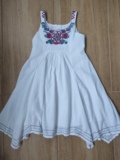 Vyšívané šaty, 152