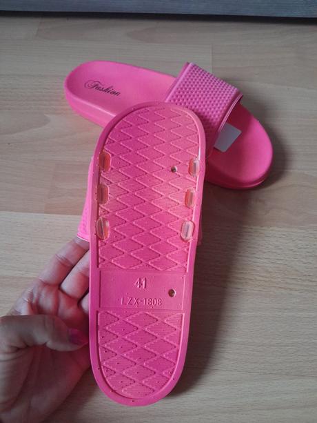 Neónové šľapky nové, 38