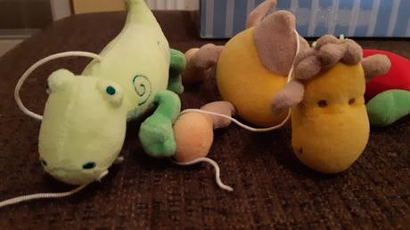 Zvonkohra nad postielku so zvieratkami, 