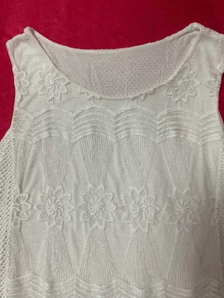 Krásne čipkované tielko podšité elastické, l / m