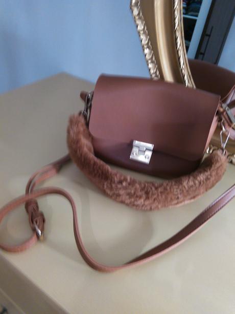 Malá hnedá kabelka s kožušinkou, 